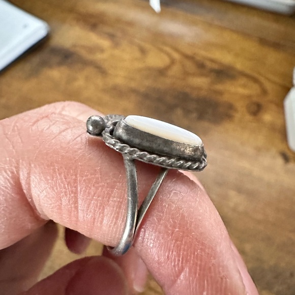 Native mother of pearl ring - Picture 3 of 6